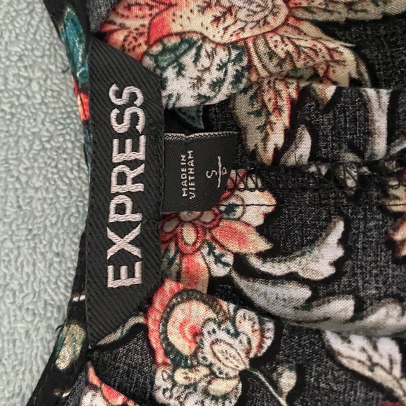 Floral tank - Picture 2 of 2